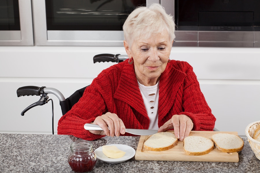 Easing the Challenges of Eating for a Senior with Alzheimer’s Disease