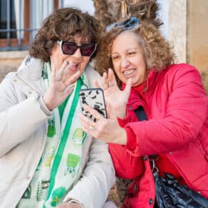 Bringing Friendship Indoors: 5 Simple Ways for Seniors to Stay Connected This Winter